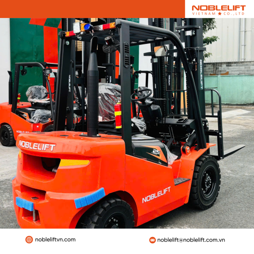 Xe nâng dầu ngồi lái